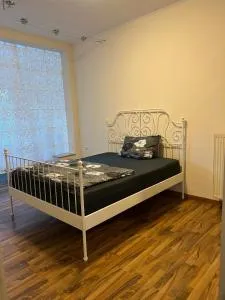 ZENTRALE Wohnung mit Hinterhof Parkplatz plus großen Balkon - Оснабрюк