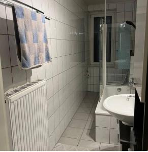 ZENTRALE Wohnung mit Hinterhof Parkplatz plus großen Balkon