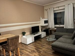 ZENTRALE Wohnung mit Hinterhof Parkplatz plus großen Balkon