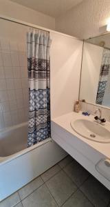 "FLEUR DE SEL" Appartement 5 personnes, vue lac, village vacances, accès parc aquatique