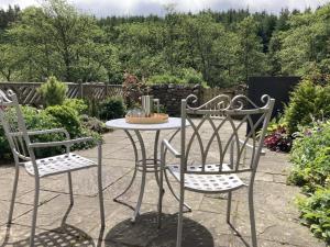 Kielder Cottage overlooking Kielder reservoir
