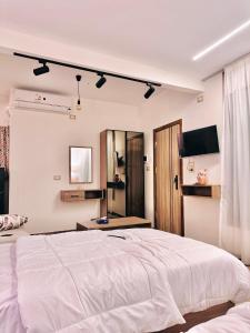 Akasia Pyramids View