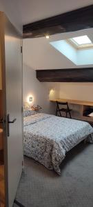 Hotels Mauguio Center Hotel : Chambre Double Standard avec Velux