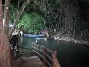 Completo, rio natural de água quente e piscinas