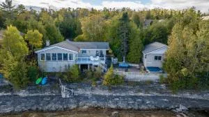 Rustic Waterfront Cottage W Hot Tub - Stokes Bay