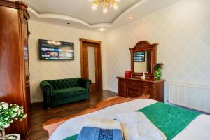 Luxurious Villa with Lush Garden and Huge Terrace near Herastrau Park