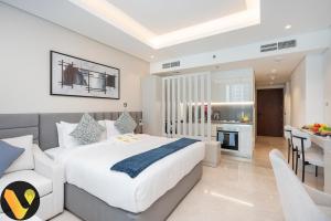 Vogue Vacation Homes, Downtown The Sterling by Omniyat, near Burj Khalifa and Dubai Mall, Studio Apartment with Balcony and Access toAmenities