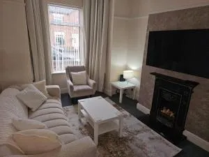 -Sleeps 10 People Spacious House -Fast Free WiFi -Free Parking -Contractor Friendly - 斯温顿