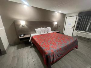 Queen Room - Disability Access room in Economy Inn