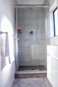 Secure 1 Bedroom Apartment in Midrand, Waterfall City - Lock Up and Go - Free WIFI and Parking - 4A Elizabeth Place