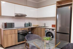 4A Elizabeth Place - Beautiful self catering 1 bedroom unit next to Kyalami Racetrack with free WiFi swimming pool gym and restaurant - Perfect for a Couple in Midrand Waterfall