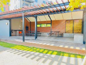 Secure 1 Bedroom Apartment in Midrand, Waterfall City - Lock Up and Go - Free WIFI and Parking - 4A Elizabeth Place