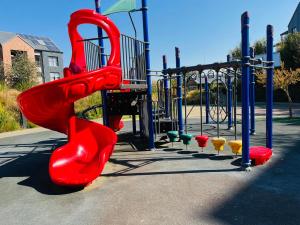 4A Elizabeth Place - Beautiful self catering 1 bedroom unit next to Kyalami Racetrack with free WiFi swimming pool gym and restaurant - Perfect for a Couple in Midrand Waterfall