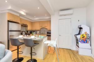 Take a break in a modern loft on the plateau Walk score 99