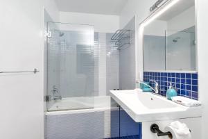 Take a break in a modern loft on the plateau Walk score 99