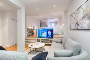 Take a break in a modern loft on the plateau Walk score 99