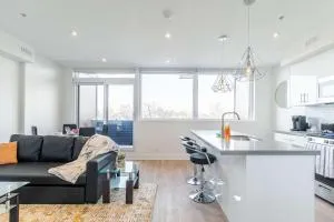 Modern 3BR Apartment Steps from High Park - Etobicoke