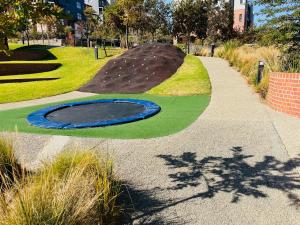 13A Elizabeth Place - Beautiful self catering 2 bedroom unit next to Kyalami Racetrack with free WiFi - swimming pool gym and restaurant - Perfect for a small family in Midrand Waterfall