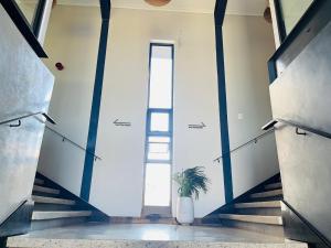 13A Elizabeth Place - Beautiful self catering 2 bedroom unit next to Kyalami Racetrack with free WiFi - swimming pool gym and restaurant - Perfect for a small family in Midrand Waterfall