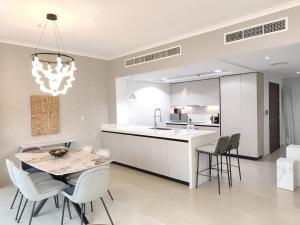 Luxury Burj Facing Apt in DT