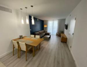 1 Bed & Kitchen at Beachwalk - Pool Gym Beach 22fl