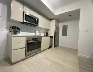 1 Bed & Kitchen at Beachwalk - Pool Gym Beach 22fl