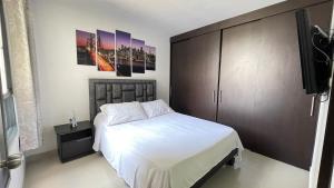 Apt 807 2BR, WiFi, Pool, Gym, Close to universities