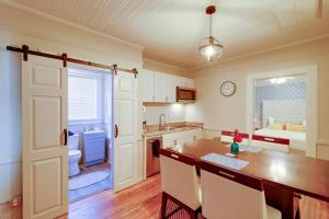 Cozy Centennial House Upstairs - Downtown Columbia