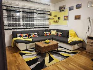 Yellow Corner Lux apartment, Lukavica, Istocno Sarajevo near Airport - free parking