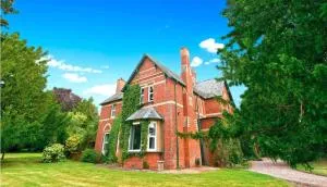 The Old Vicarage with hot tub & sauna - Bacton