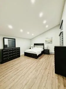 Luxury 5 Bed 3 Bath House Near Beaches - Pickering