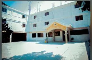 kiiss in hotel - Saint-Marc