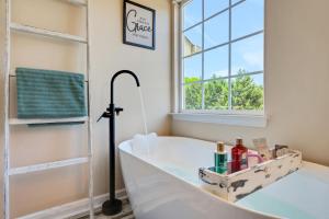 Kid Friendly Park Arcade Fenced Yard Firepit Grill - 4hvězdičkové hotely ve městě Winston-Salem