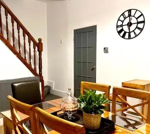 Cosy 3BDR In Levenshulme-Close To Manchester City Centre And Stockport Town- Free Parking- WiFi - Heaton Chapel Cosy 3BDR In Levenshulme-Close To Manchester City Centre And Stockport Town- Free Parking- WiFi - Heaton Chapel
