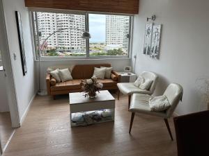 Enfrente al mar Servicio de playa Limpieza diaria Estacionamiento Sábanas y toallas Gimnasio Recepción 24 hs A pasos del puerto y Gorlero