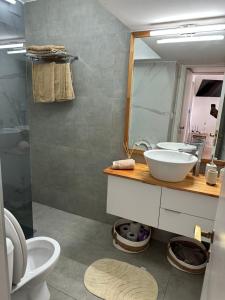 Enfrente al mar Servicio de playa Limpieza diaria Estacionamiento Sábanas y toallas Gimnasio Recepción 24 hs A pasos del puerto y Gorlero