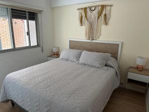 Enfrente al mar Servicio de playa Limpieza diaria Estacionamiento Sábanas y toallas Gimnasio Recepción 24 hs A pasos del puerto y Gorlero