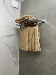 Enfrente al mar Servicio de playa Limpieza diaria Estacionamiento Sábanas y toallas Gimnasio Recepción 24 hs A pasos del puerto y Gorlero