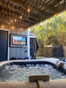 Full townhouse near Shem Creek & Downtown with Hot Tub