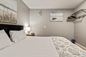 Seaside Serenity Cozy Beach-themed Apartment