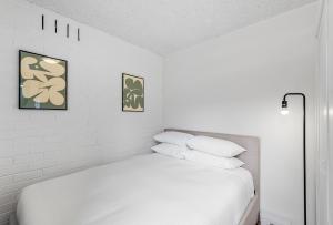 Cozy 1BR Stay in South Yarra with Parking & Wi-Fi