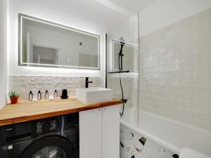 Elegant apt private balcony 2BD 6P - Levallois