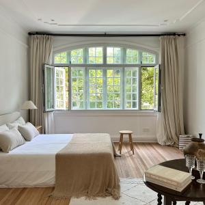 Shanghai Hills& Art Suite 17 - Near Line 1, 10 & 12 South Shanxi Road Metro