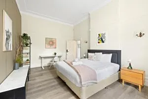 Spacious King Room - Centrally Located at Lindfield - Shared Bathroom - Killara