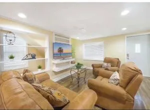 4BR Home by IU Sleeps 10 Jet Tub Close to Downtown - 布卢明顿