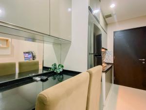 Modern Look 1BR Apartment at Atlanta Residence By Travelio