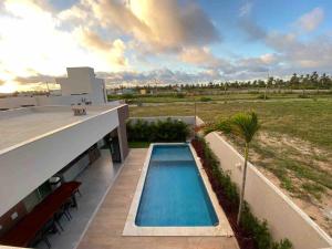 Mansão de luxo em condômino pé na areia