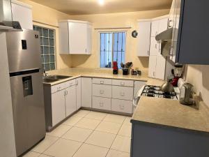 Spacious Rooftop House w King Bed