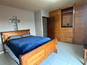 Spacious Rooftop House w King Bed