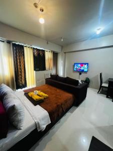 One Palm Tree Villas Condominium - Studio 10A with Balcony - Across Terminal 3 Airport